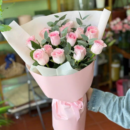 Bouquet of 15 pinky roses with eucalyptus! Win Her heart at first sight :)