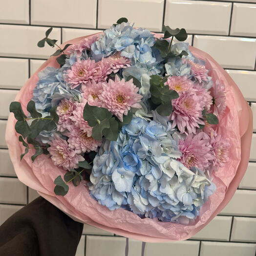 Bouquet of blue hydrangea with a daisy