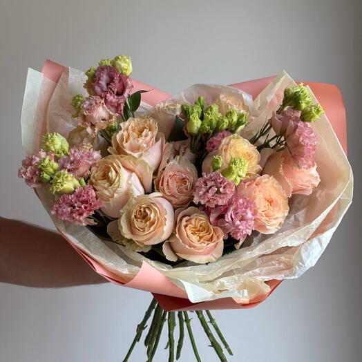 Bouquet roses garden and lisianthus