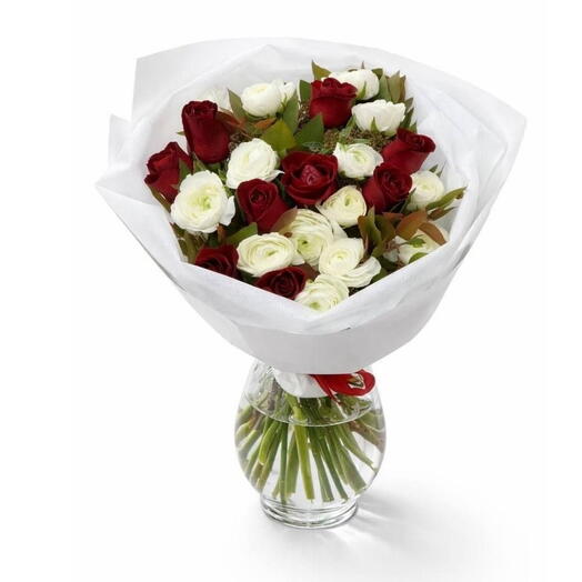 Red and white roses and ranunculus bouquet