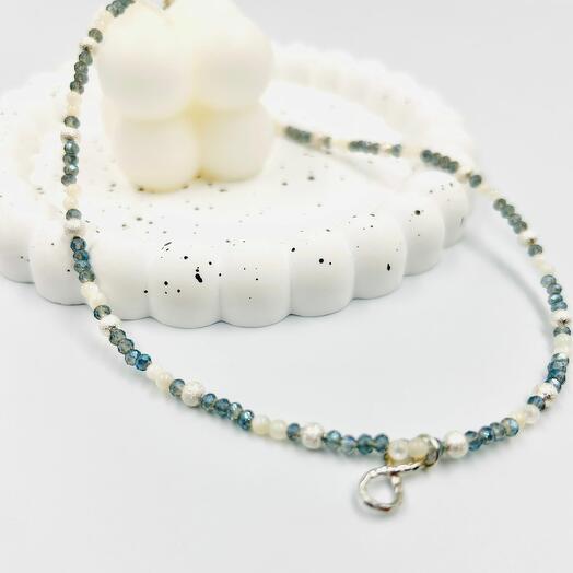 Колье из натуральных бусин перламутровой массы и кристаллов с подвеской