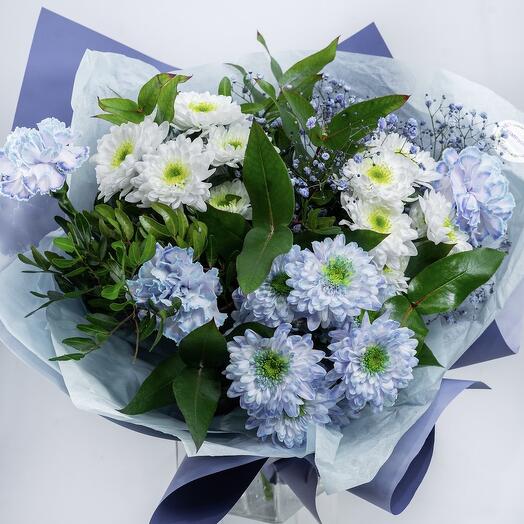 Bouquet of mixed chrysanthemums and carnations