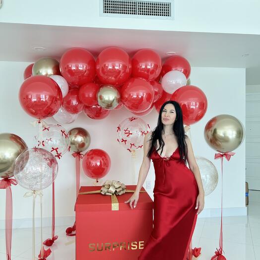 Box Surprise 70x70x70 including 12 red baloons inside, 12 Bable clear balloons with red bow, and Balloons Arch