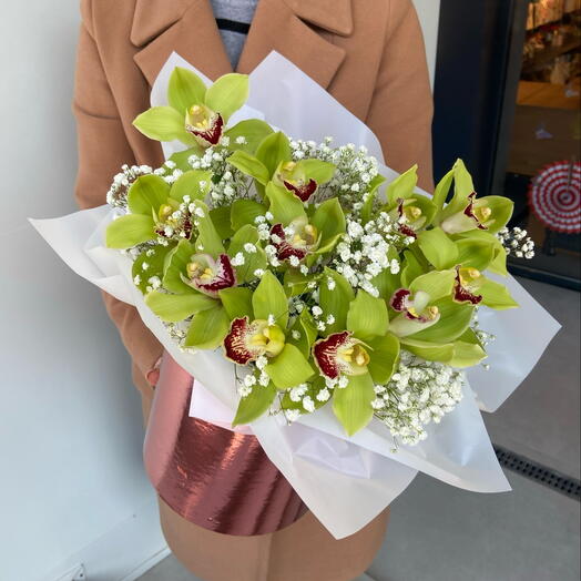 Яблочная орхидея в коробке с гипсофилой