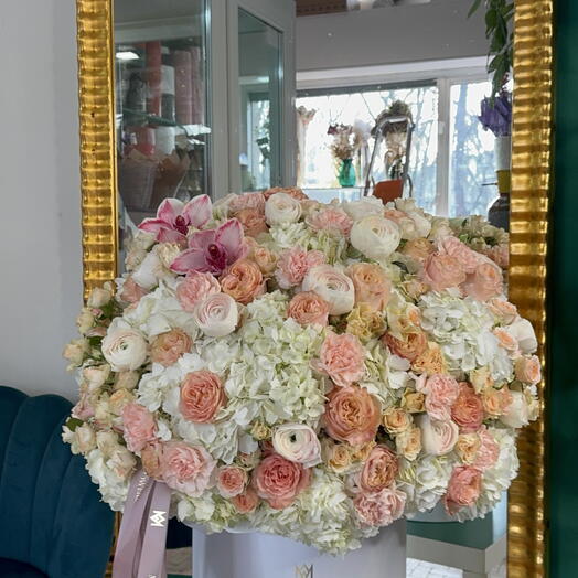 Fiori in una scatola su tonalità bianco e pesca