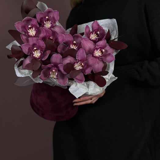 Бордовая элегантность – орхидеи в бархатной коробке