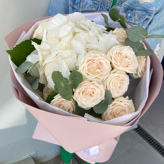 Авторский букет гортензии и кустовой розы Софи