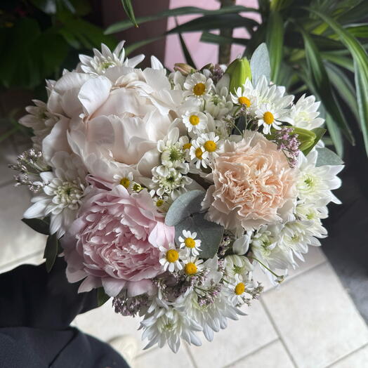 Heart-shaped box with peonies