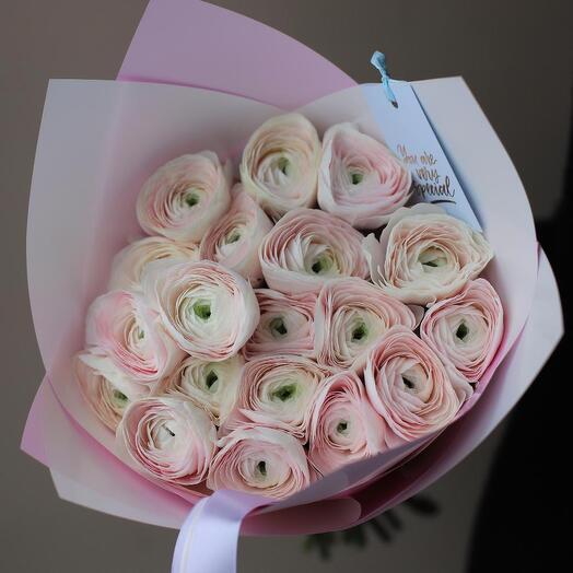 Букет из 19 ранункулюсов