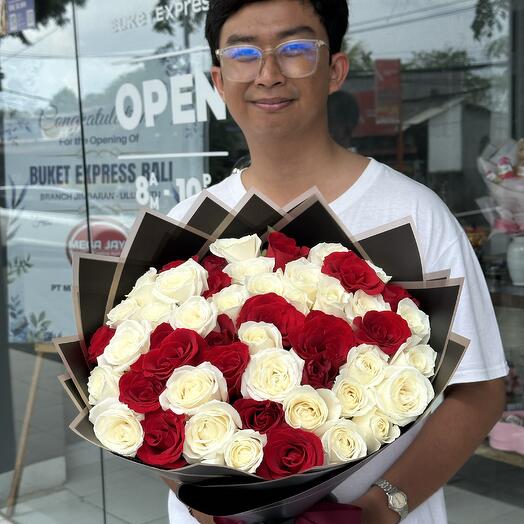 Mix white and red roses bouqet