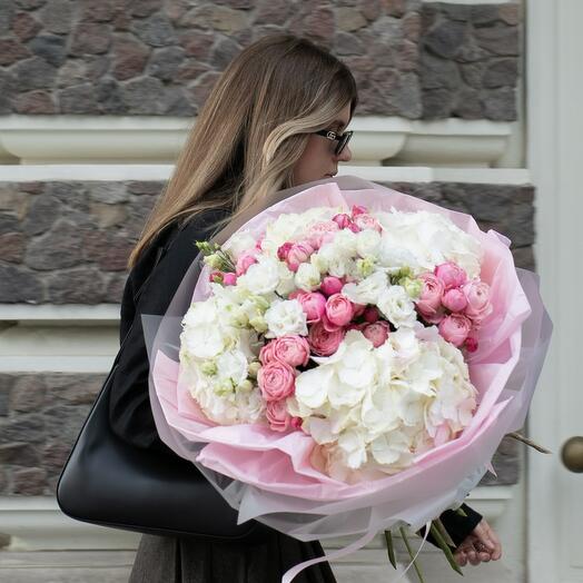 Bukiet hortensji i róży w kształcie piwonii