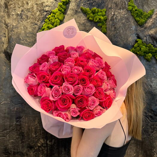 51 смешанных роз в оттенках ярко-розового и светло-розового.