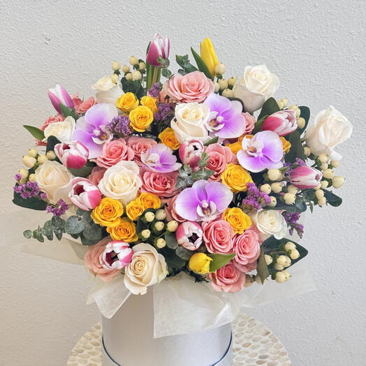 Flores vibrantes en una caja