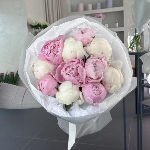 Bouquet of 11 white and pink peonies