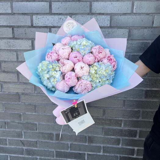 Букет из пионов и голубых гортензий