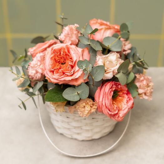 Růze a eustomy v kosicku