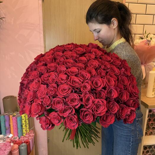 101 elegant red roses