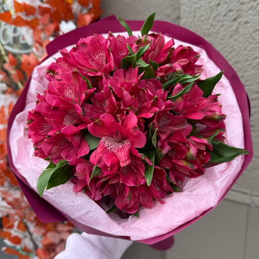 Strauß roter Alstroemerien