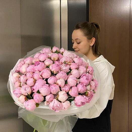 Роскошный букет и пионов 75 шт