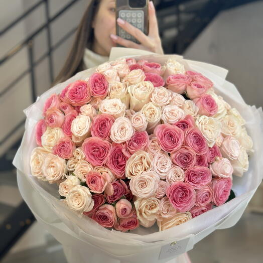 Mixed bouquet of spray roses