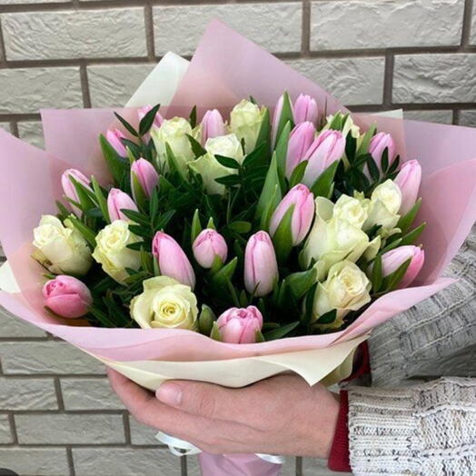 Strauß Tulpen und Rosen