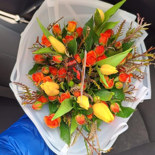 Decena de tulipanes con mini rosa