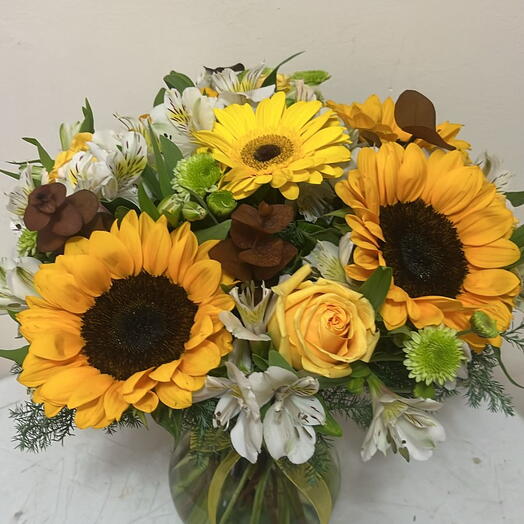 Girasoles y rosas en jarron