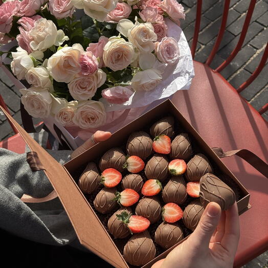 Strawberry in milk chocolate medium