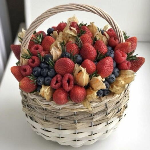 Корзинка с ягодами