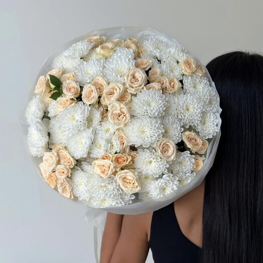 Букет с хризантемой и кустовой розой