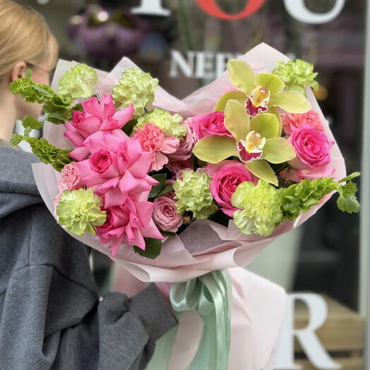 Букет Tropic Energy ( орхидеи, розы, гвоздики, спрей-розы, колокольчики Ирландии)