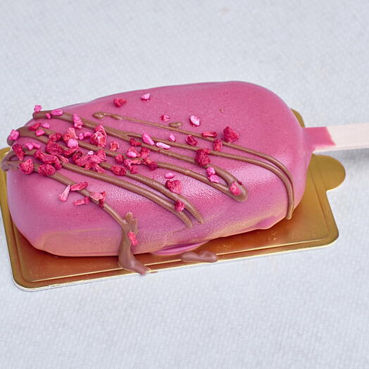 Pistachio-raspberry mousse dessert