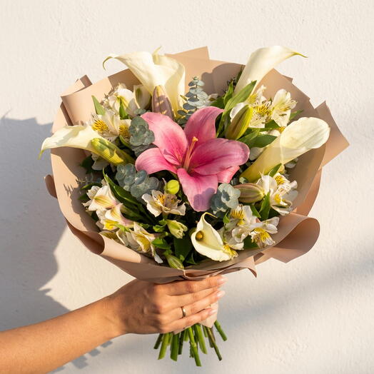 Ramo Calla Cotton Elegance – Bouquet de Alcatraces Blancos y Lirio Rosa | Arreglo Floral Moderno en Mexico