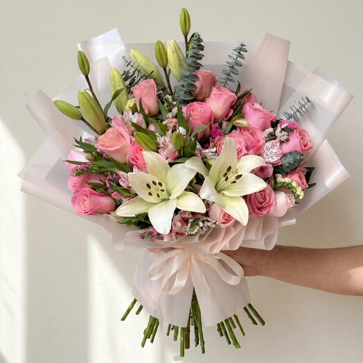 Ramo de lirios blanco con rosas rosadas