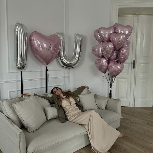 Text made of large balloons "I LOVE YOU" along with a bouquet of 15 hearts.