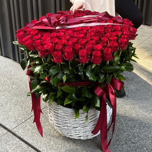 150 roses dans un panier