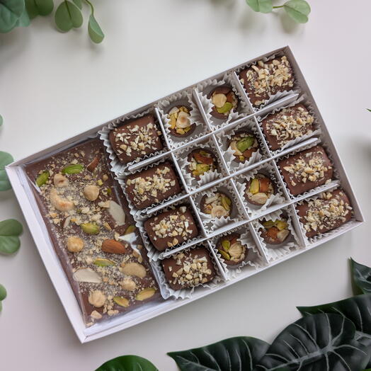 Conjunto de chocolate: barra, bombons e marshmallows cobertos com chocolate