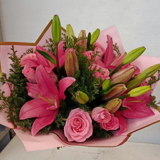 Ramo lirios y rosas