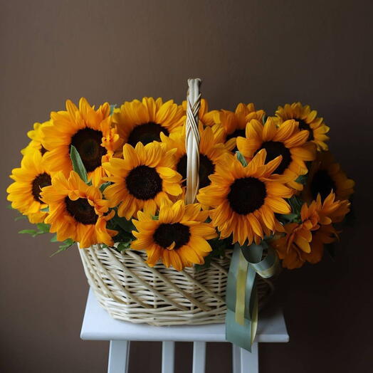 Композиция из гелиантусов в корзине