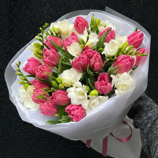 🌷 Көктемгі хош иіс: Қызғылт қызғалдақтар Ақ фрезия гүл шоғы / Қызғылт қызғалдақтар және ақ фрезия