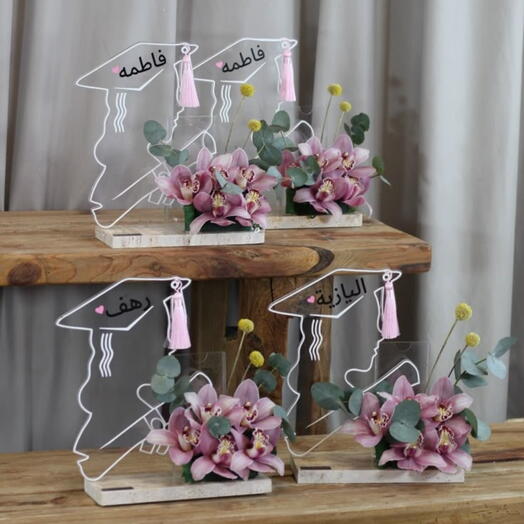 تنسيق تخرج فاخر بالأوركيد مع اسم مخصص
English:
Luxury Orchid Graduation Arrangement with Custom Name