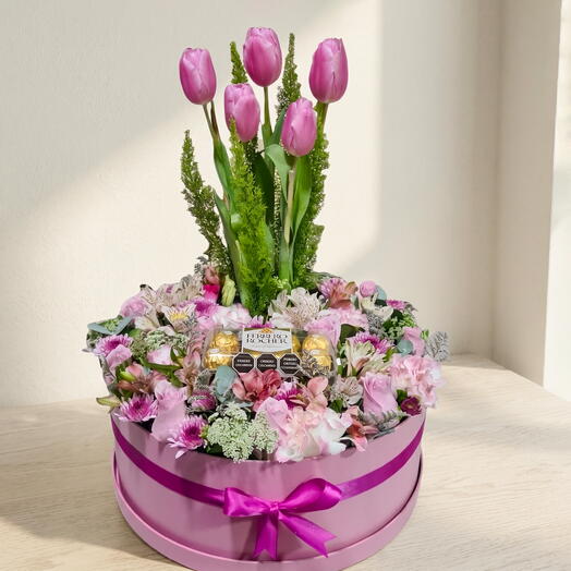 Caja de flores mixtas con tulipanes