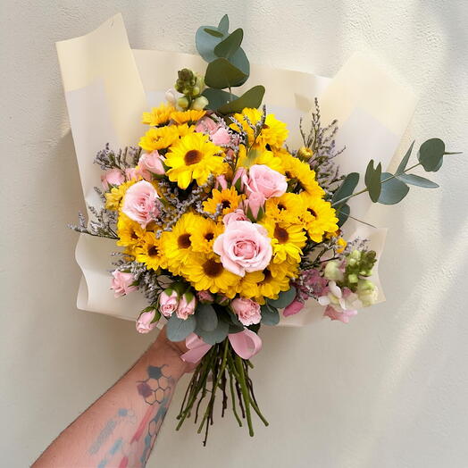 Ramo Sueno Amarillo – Mini Rosas Rosas y Flores Amarillas