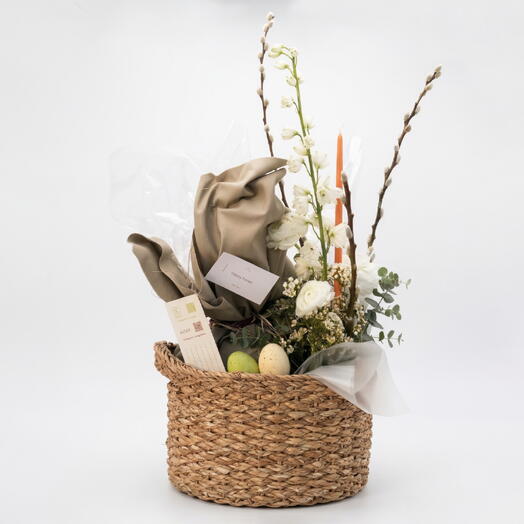 Easter basket with Kulich (White Flowers)