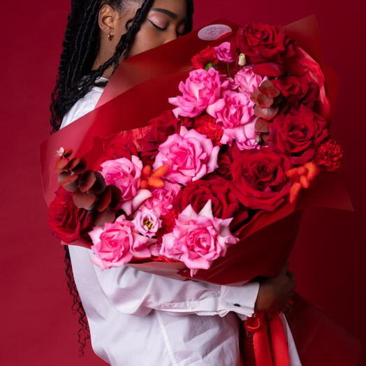 Букет "Поцелуй Розы" (18 французских роз розового и красного цвета, гвоздики, розовые эустомы, эвкалипт, сухоцветы, зелень)