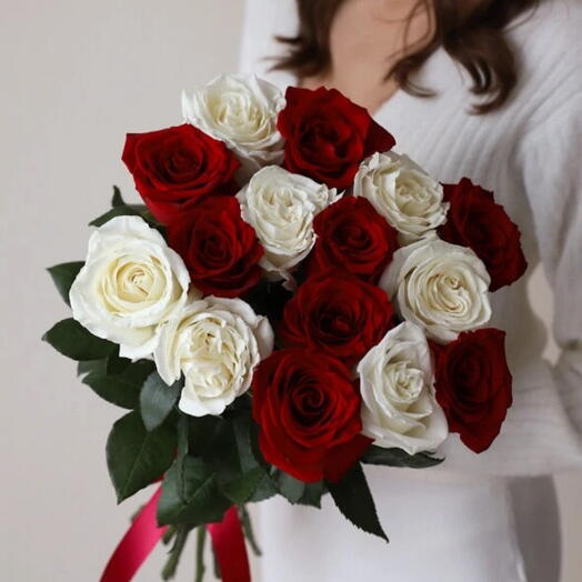 Красные и белые розы под ленту (15 шт)
