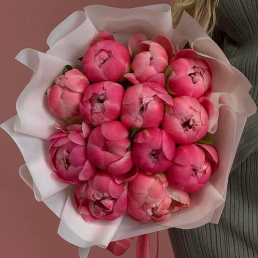 Монобукет из 13 пионов «Coral Charm»