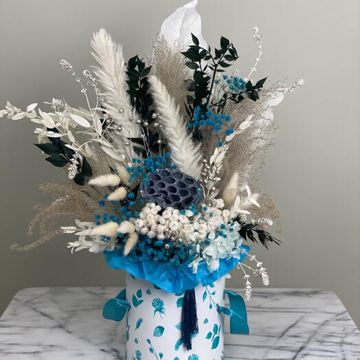 Stilvolles Trockenblumen-Arrangement in Blau-Weib