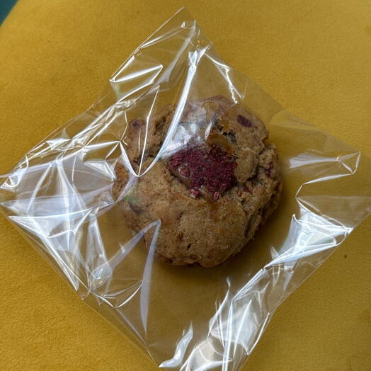 Ciastko crumble pistacjowe z malinami