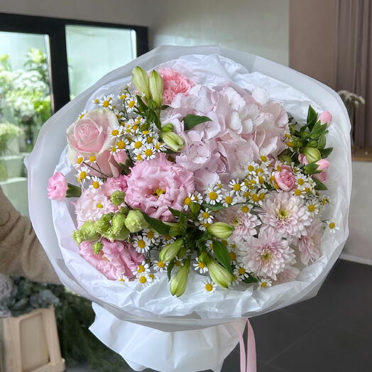 Bouquet bianco-rosa misto con camomilla